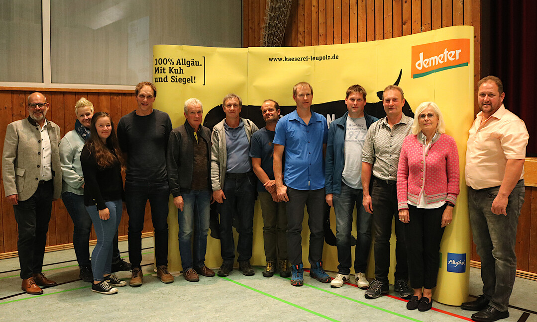 Neu gewählte Gremienmitglieder von Vorstand und Aufsichtsrat mit dem Vorstandvorsitzenden Markus Stützenberger (rechts) sowie der Geschäftsführung Charlotte Fießinger (2.v.r.) und Michael Welte (links).