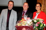 Anerkennung: Mit einem Geschenkekorb für den langjährigen Vorsitzenden Erhard Nonnenmacher und Blumen für Ehefrau Claudia bedankte sich Karl Schneider für die geleistete Arbeit im Namen der Mitglieder und der Belegschaft.