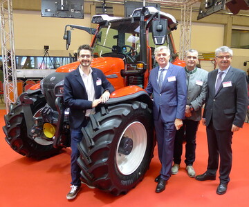 Familiensache und Herzensangelegenheit: Mit dem stufenlosen Lintrac 110 erweitert der Tiroler Traktorenbauer sein Angebot nach oben. Dar�ber freuen sich v. l. David, Stefan, Rudolf und Hermann Lindner.