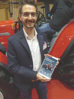 Mit der Linder-App - hier gezeigt von David Lindner - lassen sich alle Funktionen von TracLink, dem Telemetrie- und Dokumentationssystem sowie Schlepperfunktionen bedienen.