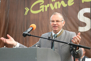 �Wenn es eng wird, muss die Lebensmittelproduktion priorisiert werden�, forderte Norbert Lins auf der Bauernkundgebung. Den Landwirtinnen und Landwirten riet er: �F�rderung ist nicht alles: Bitte schauen Sie auf Ihrem Betrieb was geht und was nicht�.