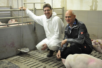 Gesunde Schweine, weniger G�lle: Friedrich L�hrs (links) und Friedrich Runge sind mit den Versuchsergebnissen zur Multiphasenf�tterung zufrieden. 
