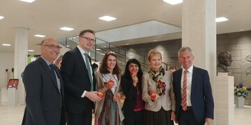Bei der Apfelverteilaktion im Landtag: (v. l.) LVEO-Präsident Franz Josef Müller, Grünen-Landtagsabgeordneter Andreas Schwarz, Bodensee-Apfelprinzessin Ann-Kathrin Kolb, Landtagspräsidentin Muhterem Aras, Staatssekretärin Friedline Gurr-Hirsch und Obstregions-Geschäftsführer Dietmar Bahler.
