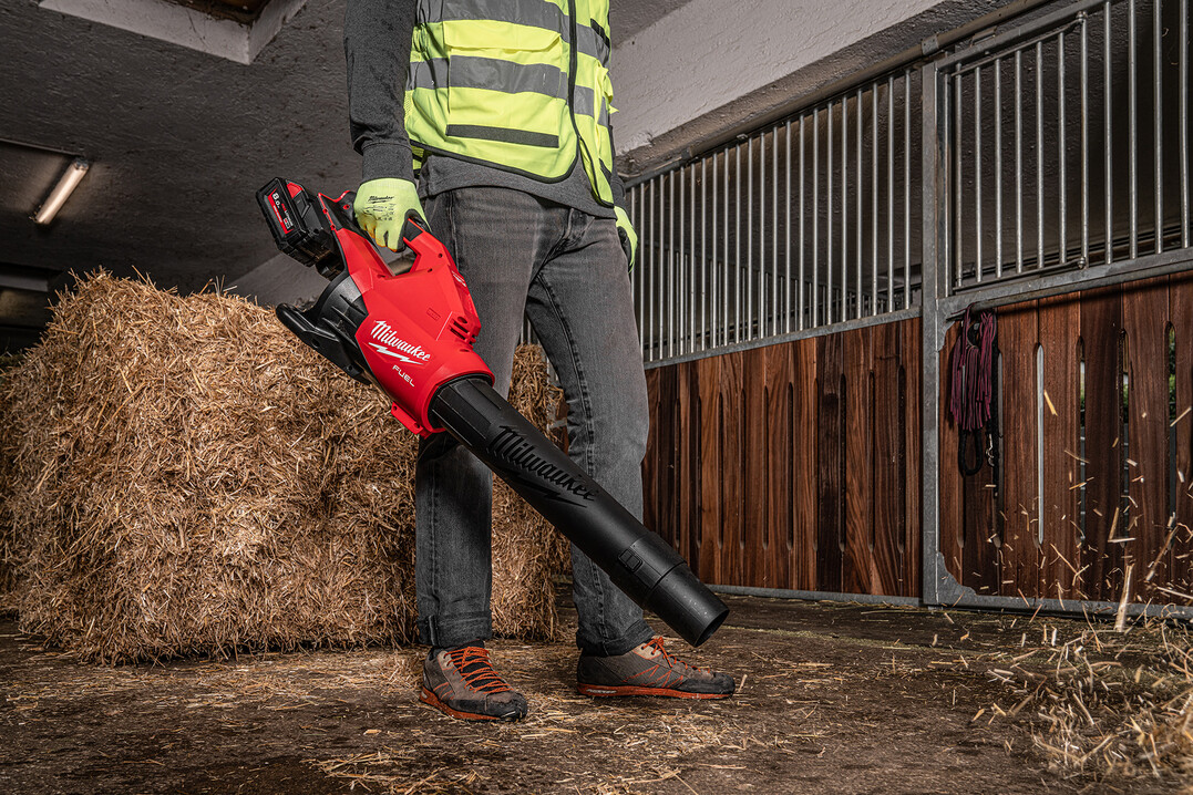 Milwaukee hat einen neuen 18 Volt Akku-Laubbläser im Programm.