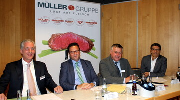 In Sachen Ferkelkastration tickt die Uhr. Walter Heidl, BBV-Pr�sident (2.v.r.) und der baden-w�rttembergische Agrarminister Peter Hauk wollen nichts unversucht lassen, dass eine L�sung f�r die Zeit nach dem 1. Januar 2019 gefunden wird. Zur Tagung eingeladen hatte die M�ller-Gruppe, im Bild links ist Stefan M�ller, Gesch�ftsf�hrender Gesellschafter der Gruppe, rechts Dr. Johannes Simons vom Lehrstuhl Marktforschung der Universit�t Bonn. 