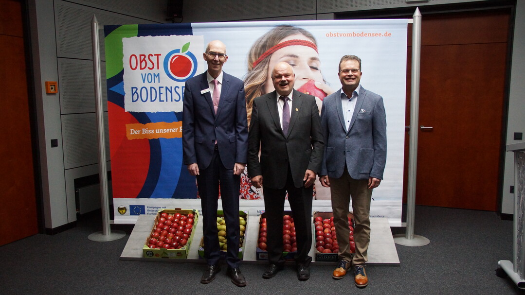 MaBo-Vorstand Hermann Sommerfeld (Mitte) wurde f�r 35-j�hrigen Einsatz im Ehrenamt mit derEhrennadel in Gold mit Urkunde des Baden-W�rttembergischen Genossenschaftsverbands ausgezeichnet. Links im Bild Verbandsoberpr�fer Matthias Hillebrand, rechts der MaBo-Aufsichtsratsvorsitzende Bernd Sprissler.