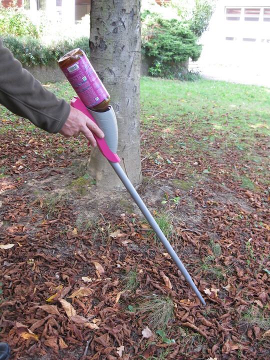 Zinkphosphid zur Bekämpfung von Mäusen muss verdeckt mit einer Legeflinte in die Gänge eingebracht werden, um andere Tiere nicht zu gefährden.