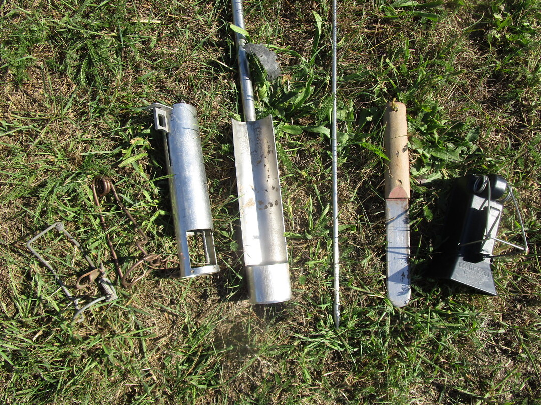 Verschiedene Fallen zum Fangen von W�hlm�usen:  v. l. Drahtfallen, Topcat-Falle mit Lochschneider, Suchstab und Grabmesser sowie Sugan W�hlmausfalle. 