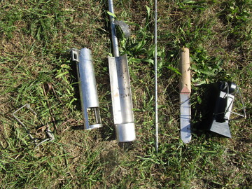 Verschiedene Fallen zum Fangen von W�hlm�usen: v. l. Drahtfallen, Topcat-Falle mit Lochschneider, Suchstab und Grabmesser sowie Sugan W�hlmausfalle. 