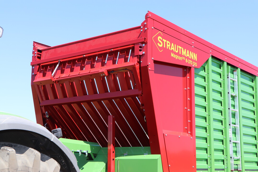 Die MagnonCFS 8-Baureihe verf�gt �ber eine hydraulisch schwenkbare Stirnwand.