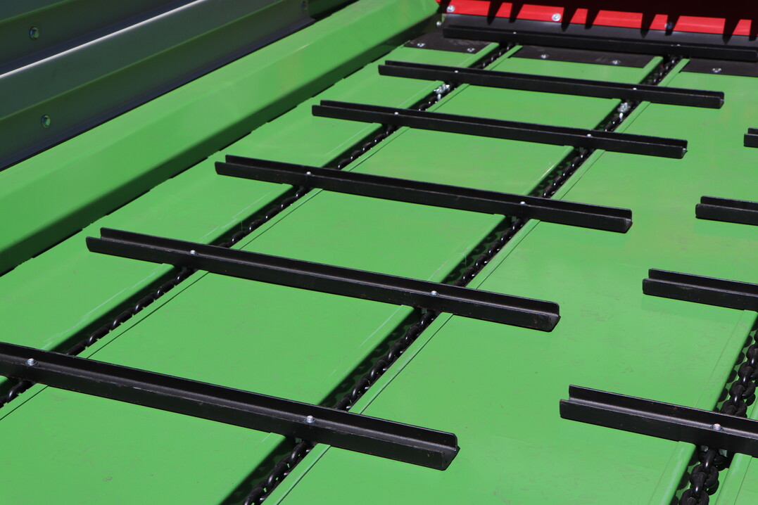 Der Kratzboden besteht aus vier Rundstahlketten mit einer Bruchlast von jeweils 13 t.