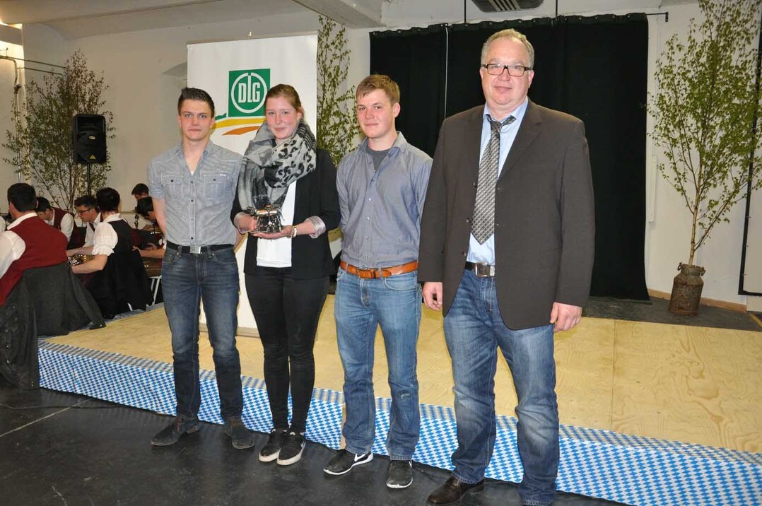 Einen hervorragenden dritten Platz erreichte die Mannschaft aus Baden-W�rttemberg (v.l.n.r.): Manuel Dauner, Anna Kohler und Robin Hauber. Es freut sich mit ihnen Matthias Harsch (LAZBW Aulendorf)