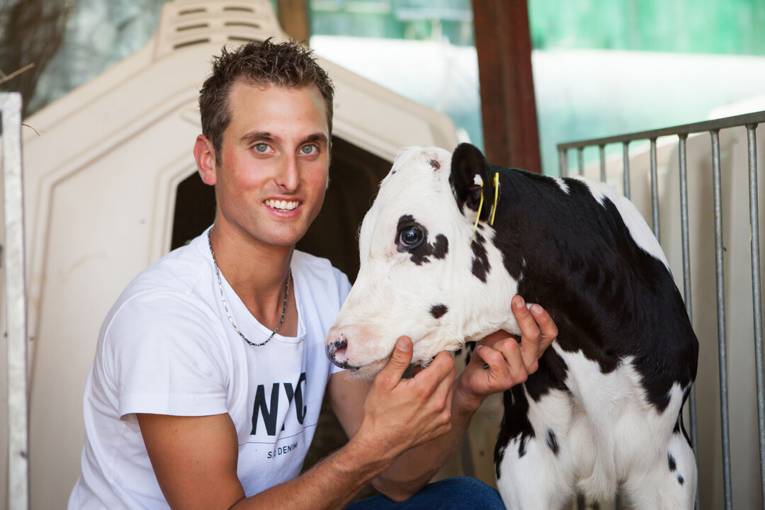 Matthias Heckenberger mit Kalb