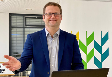  Zum digitalen Fachgespr�ch Milch konnte J�rgen Maurer, der Vorsitzende beim Bauernverband Schw�bisch Hall-Hohenlohe-Rems e. V., �ber 100 Teilnehmer begr��en. Er rief dazu auf, die viele Herausforderungen, die im kommenden Jahr auf die Landwirte/innen zukommen werden, auch als Chance zu begreifen. 
 