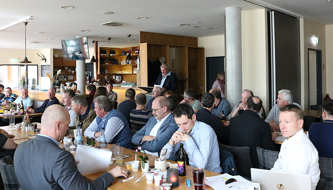 Die Generalversammlung der MEG S�dwest im "Platzhirsch" in Schorndorf war bis auf den letzten Platz besetzt. Nach dem Bericht des Vorsitzenden Walter Bauer zum Gesch�ftsjahr, der Feststellung des Jahresabschlusses und den Wahlen in die Gremien wurden wichtige Fragen zur k�nftigen Erzeugung und Verkauf der Milch diskutiert.