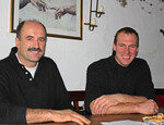 „Wir verhandeln unsere Milch im Auftrag unserer Mitglieder. Wenn sich was verschiebt, wollen wir reagieren können“, berichten Gerhard Wolf (l.) und Jochen Häckel, die beiden Vorstände der MEG Langenau. Nicht auf dem Bild ist der dritte im Vorstand, Martin Schwarz.