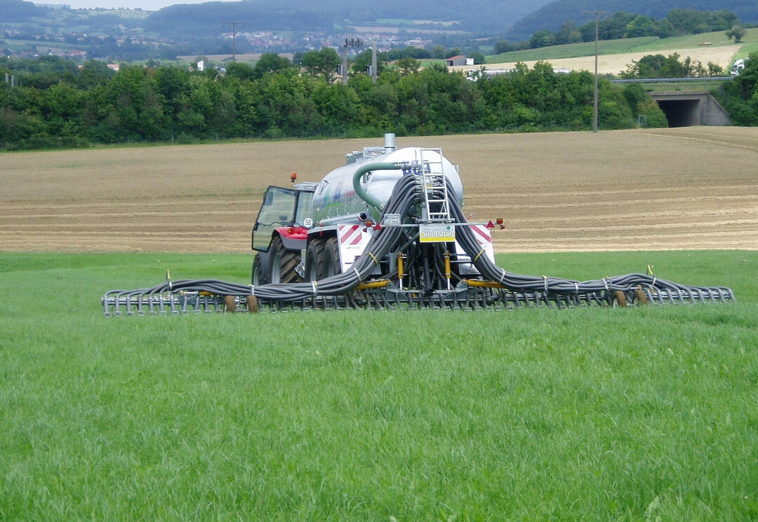 G�lleausbringung per Schleppschuh ist f�r Gr�nland nach derzeitigem Stand der Technik das geeignetste Verfahren. 