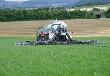 G�lleausbringung per Schleppschuh ist f�r Gr�nland nach derzeitigem Stand der Technik das geeignetste Verfahren. 