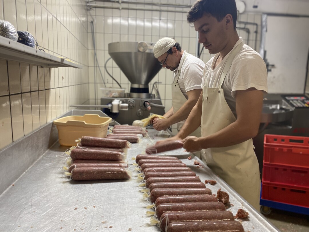 Martina Wolf-Rodenbusch und Thomas Wolf betreiben die Landmetzgerei Wolf. Sie verarbeiten neben Schweinen, Rindern, Ziegen und Schafen unter anderem auch Kartoffeln und K�se zu besonderen Fleisch- und Wurstspezialit�ten.   