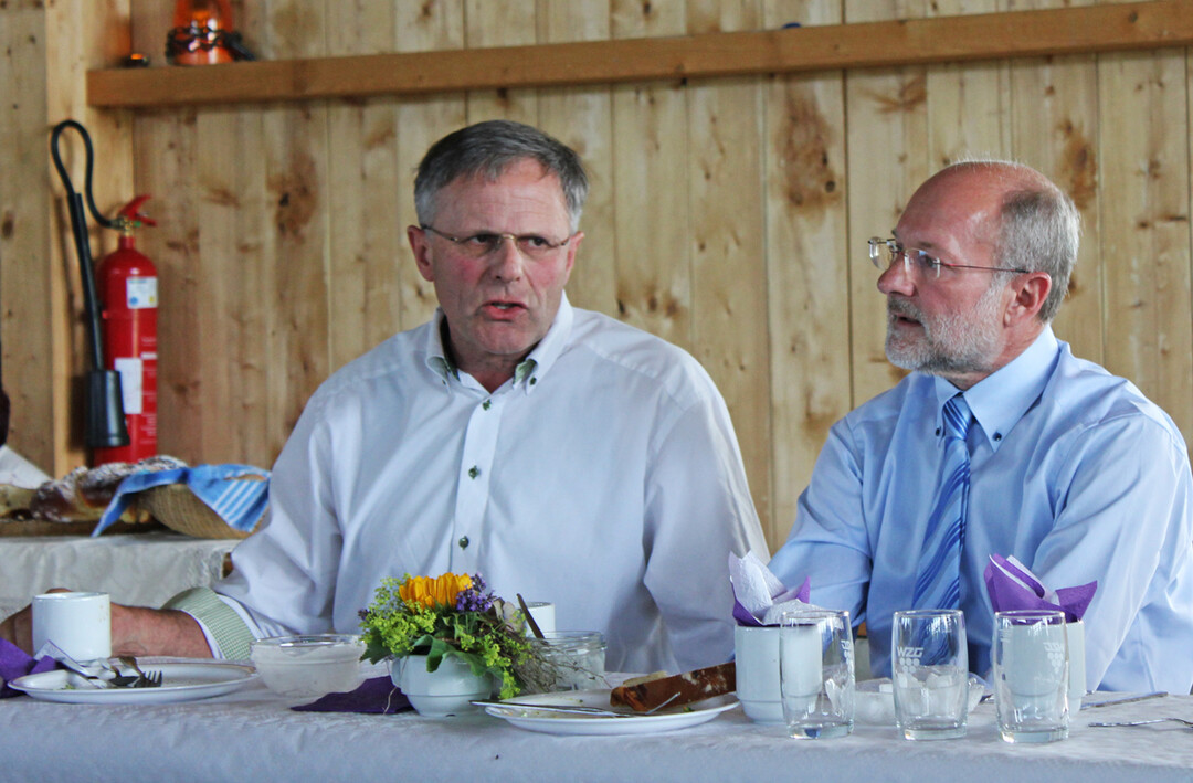 Milchgespräche vor Ort: „Wir müssen Liquidität auf die Höfe bringen“, so LBV-Vizepräsident Gerhard Glaser (links). Er forderte einen repektvollen und vernünftigen Umgang untereinander trotz der angespannten Lage. Karl-Georg Geßler vom Bergpracht-Milchwerk erwartet von der Politik mehr Geradlinigkeit.