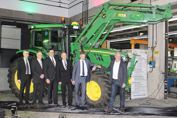 Feierliche �bergabe des Traktors an die TH K�ln, vertreten durch Prof. Dr. Kath-Petersen (links), Prof. Dr. Meinel (2v.r.) und Prof. Dr. Wesche (rechts). Die Maschine wurde �berreicht durch die John Deere-Mitarbeiter Stefan Westphal, Marco Reinards und Horst Wiedehage (v. links nach rechts).
