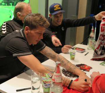 SC Freiburg-Autogrammstunde mit den Profi-Kickern Florian Niederlechner und Mike Frantz.