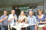 Beim Milch- und Käsetag am 29. Mai im Bauernhaus Museum Wolfegg machte der Kreisbauernverband Allgäu-Oberschwaben auf die schwierige Situation der Milchbauern aufmerksam (v. l.): stv. Kreisvorsitzender Wolfgang Kleiner, Kreisvorsitzender Waldemar Westermayer (MdB), die Allgäuer Käsekönigin Celina Gmünder, Egon Braun, Sprecher des Arbeitskreise Milch im Bauernverband Allgäu-Oberschwaben sowie Biobäuerin und Vorstandsmitglied Rosi Geyer-Fäßler.