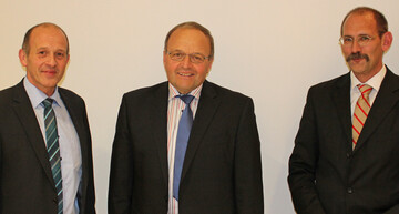 Stabwechel beim Milchwirtschaftlichen Verein Baden-W�rttemberg e.V. und Milchpr�fring Baden-W�rttemberg e.V.: Manfred Olbrich (l.) �bernimmt den Vorsitz von Karl Baisch, rechts im Bild Gesch�ftsf�hrer Dr. Markus Albrecht.