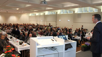 Volles Haus und gute Stimmung auf der Vertreterversammlung in Ulm. Gesch�ftsf�hrer Karl Laible erl�uterte die Werbe-Strategien und die Verkaufsziele f�r die kommenden Monate. 