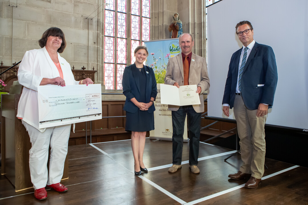 Die Ortenauer Terrassenwinzer erhielten f�r ihr Projekt Bl�hender Kleinterrassenbau einen Sonderpreis. Von links: Sigrid Erhardt, Pr�sidentin LOGL und Jurymitglied, Sina Erdrich, Badische Weinprinzessin, Franz Benz, Vizepr�sident des Badischen Weinbauverbandes, und Minister Peter Hauk.