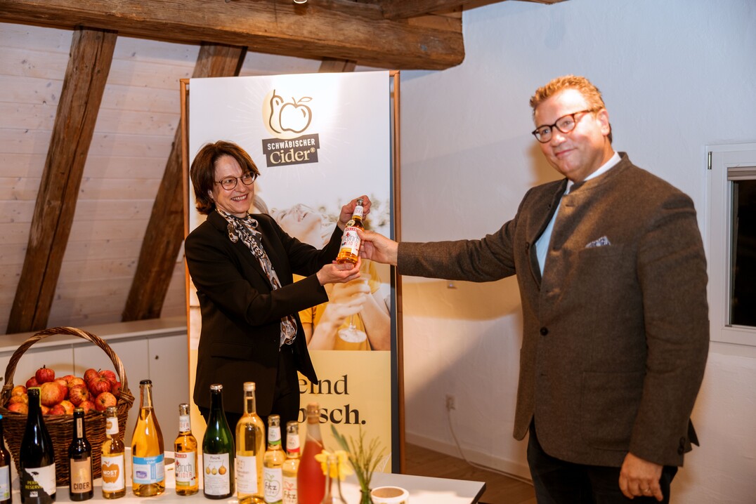 Die IG-Vorsitzende Karin Stolz und Landwirtschaftminister Peter Hauk.