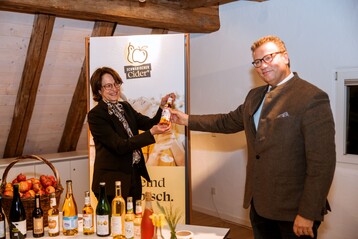 Die IG-Vorsitzende Karin Stolz und Landwirtschaftminister Peter Hauk.