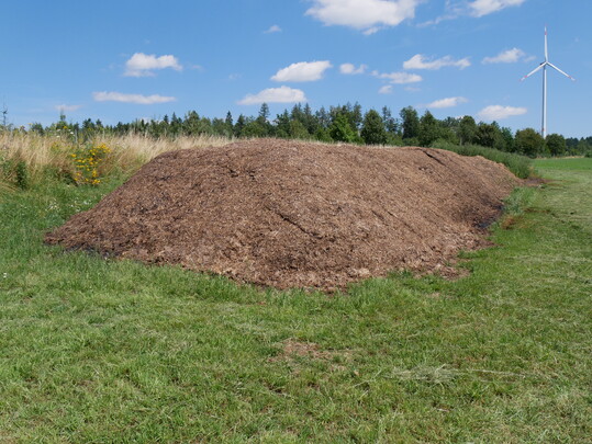 H�gler bereitet Mist nach dem System von Walter Witte auf. Der Kalbinnenmist enth�lt viel Stroh, damit er nicht zu nass ist.