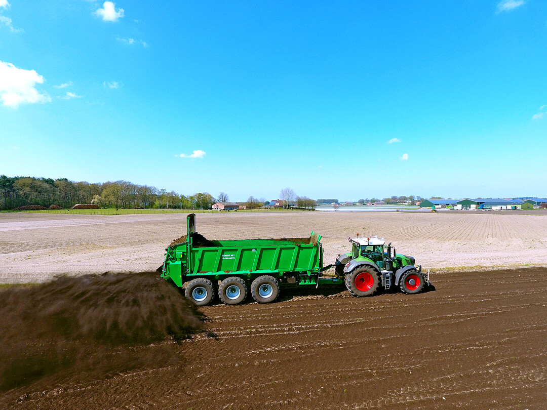 Kompost streuen als Bodend�nger und zur Humusversorgung sch�tzt den Boden.