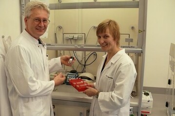 In den Labors der LUFA Speyer ausget�ftelt: Erfindung von Dr. Gerhard Strau� (links) und Dr. Diana Hormisch (rechts) wurde umfassend patentiert.
