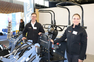 Pr�sentieren ihren neuen E-Hoflader:� Gesch�ftsf�hrer Christoph Neyer und Marketingleiterin Mona Lindenmeyer von der� Neyer Landtechnik GmbH.