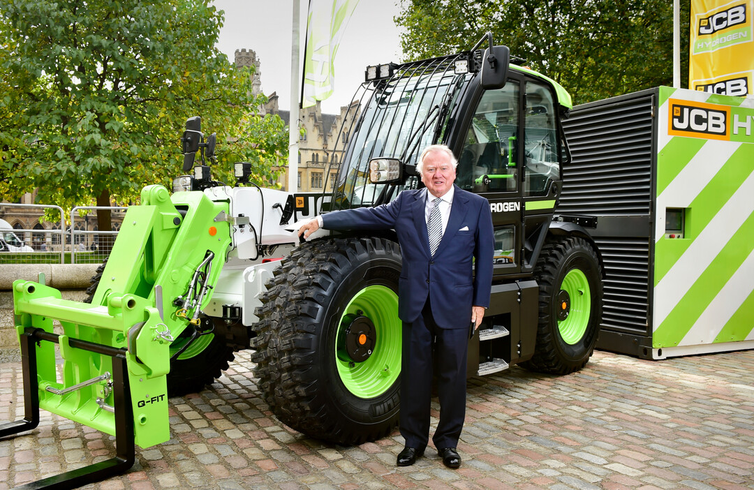   Lord Bamford, Vorsitzender von JCB pr�sentiert den ersten Wasserstoff-Teleskoplader.