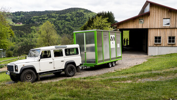 Die mobile Schlachteinheit erm�glicht es, Rinder direkt auf dem Hof zu schlachten. So entfallen Verladen und Transport,&nbsp;beides ist h�ufig mit gro�em Stress f�r die Rinder verbunden. 