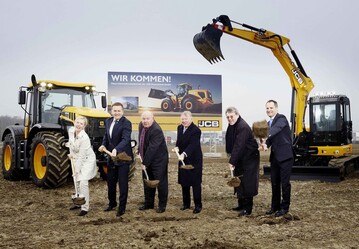 Gro�er Bahnhof in Frechen: Der Spatenstich f�r die neue Deutsch-land-Zentrale von JCB: (v.l.) Frechens stellv. B�rgermeisterin Susanne Stupp; JCB-CEO Grame MacDonald, B�rgermeister Hans-Willi Meier, JCB-Chairman Lord Bamford, Landrat Michael Kreuzberg und JCB Deutschland Gesch�ftsf�hrer Frank Zander