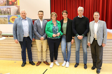 Die Akteure auf der Fachtagung blicken trotz aller Unsicherheiten am Milchmarkt nach vorn (v.l.): Karl Endri�, Kreisvorsitzender beim Bauernverband Biberach-Sigmaringen; Carsten H�mmer, Hochschule Weihenstephan-Triesdorf; Roswitha Geyer-F��ler, LBV-Vizepr�sidentin; Julia Kehrle, Rinderberatungsdienst Ravensburg; J�rg van Loock, Gesch�ftsf�hrer der Milchwerk Bad W�rishofen GmbH und Horst Wenk, stellvertretender Hauptgesch�ftsf�hrer beim Landesbauernverband (LBV).