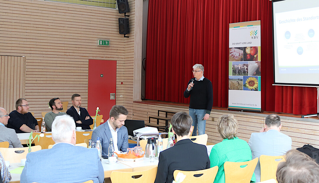 Im Milchwerk Bad Wörishofen werden im Jahr rund 17.000 Tonnen Emmentaler Käse in Blockware hergestellt. Der Käse wird in erster Linie an zwei Käseverarbeiter in Frankreich und in Belgien verkauft, erläutert der Geschäftsführer Jörg van Loock.