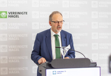  Aufsichtsratsvorsitzender Klaus Mugele begr��te die Teilnehmer und bedankte sich bei Mitarbeiterinnen und Mitarbeitern sowie Sachverst�ndigen f�r f�r die geleistete Arbeit im Pandemiejahr 2020. 