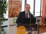 Aufsichtsratsvorsitzender Klaus Mugele bei seiner Rede zu Beginn der Bezirksversammlung Neckar der Vereinigten Hagelversicherung am 30. November 2018 in der Genossenschaftskellerei Heilbronn.
