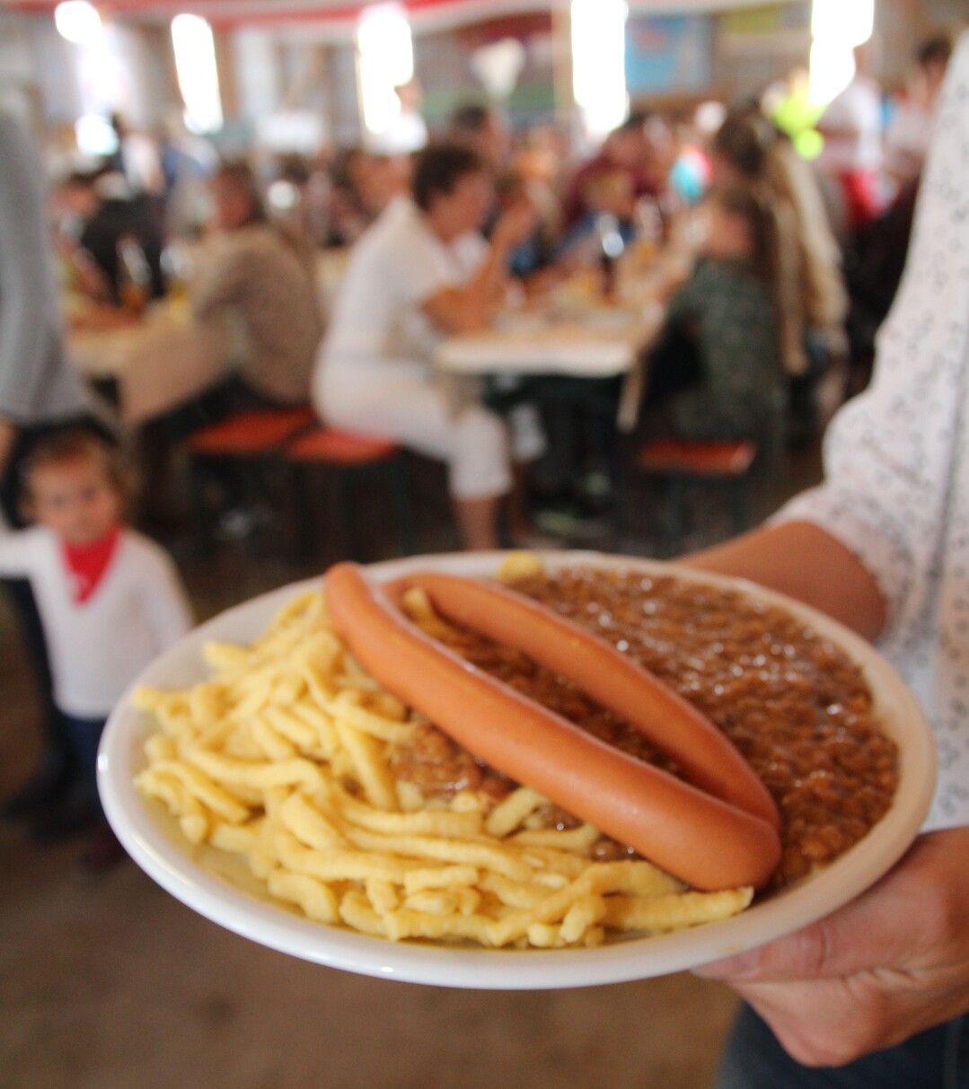 In den Bauernwirtschaften gibt es bodenständige Kost wie hier Linsen, Saiten und Spätzle.