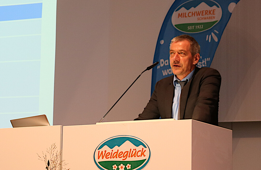 Die Entscheidung, nach dem Rekordjahr 2022 den Milchpreis zum Januar 2023 um 15 Cent zurückzunehmen, bezeichnete der Aufsichtsratsvorsitzende Paul-Martin Seiffert als "sportlich" und "mutig". Er verteidigte die Maßnahme trotz aller Diskussionen. Sie sei der Ertragslage angemessen gewesen und habe den Mut und die Weitsicht der Vorstandsschaft bewiesen. Während andere Milchwerke noch auf steigende Rohstoffmärkte spekulierten und ihren Milchpreis zu hoch ansetzten, konnten die Milchwerke Schwaben ein Abrutschen unter die 40-Cent-Marke verhindern. Aufgabe der Vorstandschaft wird es sein, schlechte und unsichere Verwertungen im Export in stabilen Marktsegmenten bestmöglich unterzubringen, forderte Seiffert auf der Generalversammlung.