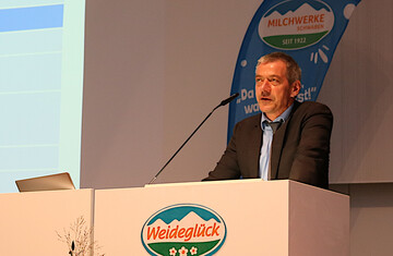 Die Entscheidung, nach dem Rekordjahr 2022 den Milchpreis zum Januar 2023 um 15 Cent zur�ckzunehmen, bezeichnete der Aufsichtsratsvorsitzende Paul-Martin Seiffert als "sportlich" und "mutig". Er verteidigte die Ma�nahme trotz aller Diskussionen. Sie sei der Ertragslage angemessen gewesen und habe den Mut und die Weitsicht der Vorstandsschaft bewiesen. W�hrend andere Milchwerke noch auf steigende Rohstoffm�rkte spekulierten und ihren Milchpreis zu hoch ansetzten, konnten die Milchwerke Schwaben ein Abrutschen unter die 40-Cent-Marke verhindern. Aufgabe der Vorstandschaft wird es sein, schlechte und unsichere Verwertungen im Export in stabilen Marktsegmenten bestm�glich unterzubringen, forderte Seiffert auf der Generalversammlung.