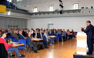 Eine offene Aussprache �ber die immer weiter ansteigenden Anforderungen an die Milcherzeuger gab es auf der Generalversammlung in Mosbach. Hier am Rednerpult ist Berthold Hungenbach von FrieslandCampina Deutschland bei der Vorstellung neuer Tierwohl-Kriterien. �Wir befinden uns in einem der intensivsten Verdr�ngungsm�rkte �berhaupt�, meinte Hungenbach mit Blick auf die Marktmacht des Lebensmitteleinzelhandels in Deutschland. 