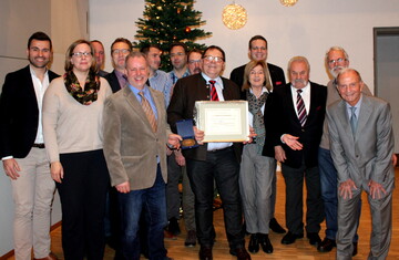 Abschiedsbild mit Alfred Sack (Mitte), dem langjährigen MEG-Vorstandsvorstitzenden, zusammen mit Weggefährten, Geschäftspartnern und den Kollegen aus dem Vorstand und Aufsichtsrat. Rechts im Bild MZN-Geschäftsführer Dr. Francesco Albanese.