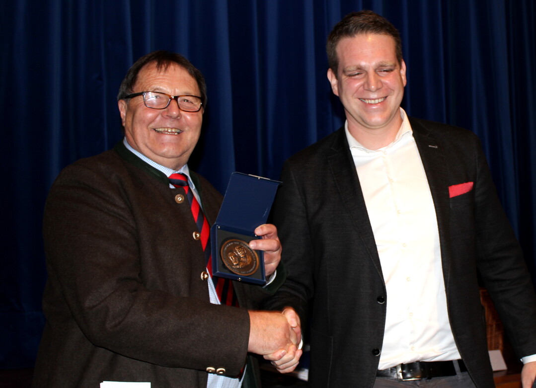 Alfred Sack (links) wird von Dr. Johannes Klaus mit der Raiffeisen-Schulze-Delitzsch-Medaille vom Baden-W�rttembergischen Genossenschaftsverband ausgezeichnet.