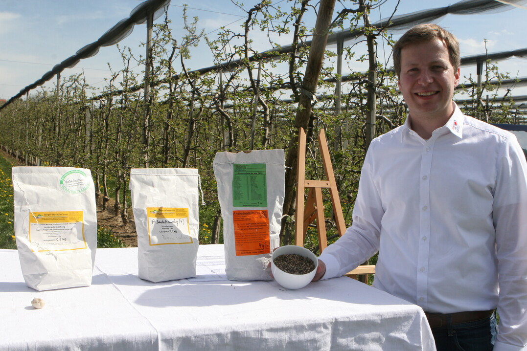 Um die Biodiversit�t im Obstbau weiter zu f�rdern,
werden neue Saatmischungen f�r Bl�hfl�chen getestet,
wie der Gesch�ftsf�hrer der Obstregion, Andreas
Ganal, erkl�rt.